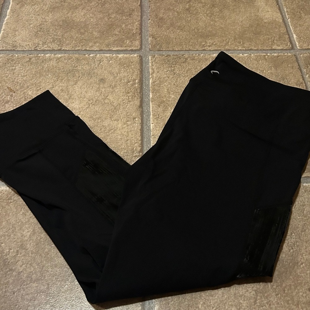 Zyia Womens Black High Waisted Cropped Leggings with Glossy Detail